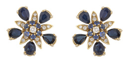248.  Pendientes con flor de zafiros talla perilla y brillantes
