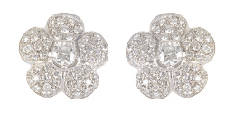 321.  Pendientes de brillantes en forma de flor, con cinco pétalos de pavé de brillantes en torno a un brillante central