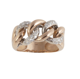 216.  Sortija con frente a modo de eslabones barbados de oro liso, entrelazados con eslabones de brillantes