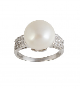 376.  Sortija con perla natutral abotonada central entre bandas de pavé de brillantes. Con certificado de GUBELIN