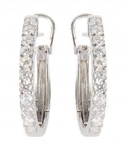 345.  Pendientes media criolla ovalada de brillantes en oro blanco