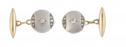 135.  Gemelos circulares Art-Decó con brillante central entre arcos de diamantes 