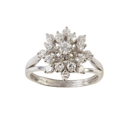 372.   Sortija con diseño de flor de brillantes a diferentes alturas