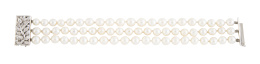 211.  Brazalete de tres hilos de perlas cultivadas con cierre de 