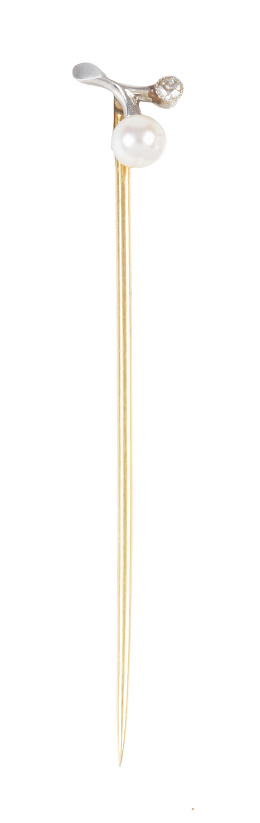 140.  Alfiler de corbata de pp. S. XX de corbata con perla y brillante formando una rama