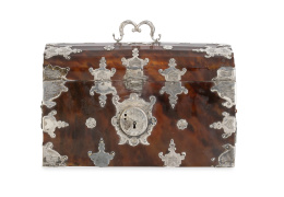 1416.  Cofre de carey con tapa de bóveda de medio cañón, montado en plata  grabada y recortado.México, ff. del S. XVII.