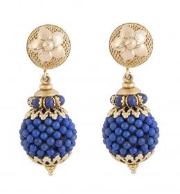 367.  Pendientes con esferas de bolitas de lapislázuli y filigrana de oro, colgantes de botón de oro con flor central