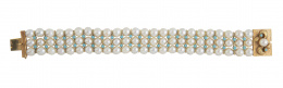 277.  Brazalete de tres hilos de perlas cultivadas y turquesas alternas, con cierre rectangular con decoración floral