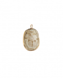 90.  Colgante egipcio de escarabajo tallado en piedra, con marco