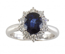 317.  Sortija rosetón con zafiro oval central de 3 ct orlado de brillantes, en oro blanco