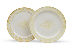 1059.  Pareja de platos de cerámica de la serie de reflejo dorado, de la tercera época.Alcora, 1800 - 1825.