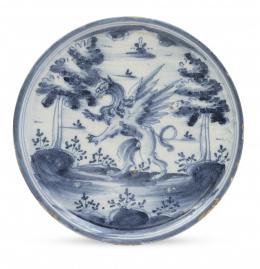 1195.  Salvilla de cerámica esmaltada en azul y blanco con grifo entre árboles de pisos.Talavera, S. XVIII.