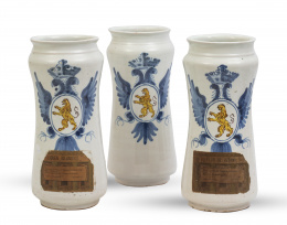 1394.  Tres albarelos de cerámica esmaltada con el escudo de los Jerónimos.Talavera, S. XVIII.