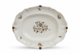 1181.  Bandeja de cerámica esmaltada de la serie del "ramito".Alcora, h. 1767-1825.