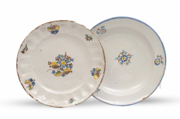 1182.  Dos platos de cerámica esmaltada de la serie del "ramito".Alcora, 1767-1825.