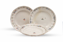 1183.  Lote de tres platos de cerámica esmaltada de la serie del "ramito".Alcora, h. 1767 - 1825.