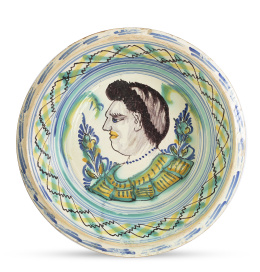 1072.  Lebrillo de cerámica esmaltada con dama de perfil.Triana, S. XIX.