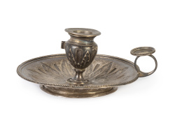 1261.  Palmatoria de plata decorada con hojas. Con marcas.S. XX.