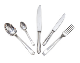 622.  Cubertería de doce servicios de metal plateado. En su caja de madera. Christofle. Con marcas del periodo 1935-1983.