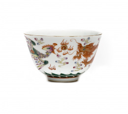 610.  Taza “Dragón y ave Fénix” en porcelana esmaltada.
China.