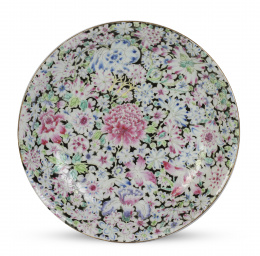 609.  Plato de porcelana esmaltada de familia rosa con decoración