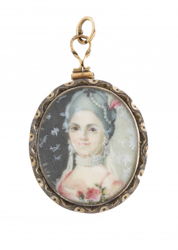 2.  Colgante S. XVIII con miniatura de dama con collar de perlas y adornos florales