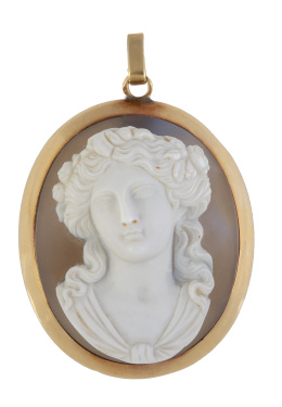 97.  Elegante camafeo S. XIX con busto de dama clásica con talla de gran calidad, realizada en alto relieve sobre ágata bicolor