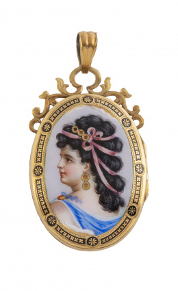 94.  Colgante guardapelo S.XIX con esmalte de dama decorado con ramas ende oro en la parte superior