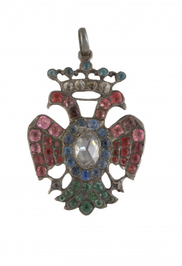 6.  Colgante S. XVII-XVIII de águila bicéfala con diamante talla rosa holandesa oval central y piedras de colores