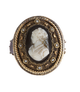 22.  Sortija S. XIX con camafeo oval de dama de estilo renacentista en ágata bicolor, rodeada por marco labrado decorado con perlitas