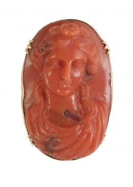 37.  Sortija lanzadera S. XIX con gran camafeo de coral tallado que representa busto de dama