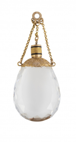 50.  Colgante S. XIX en forma de botella, realizado con cristal de roca facetado y oro