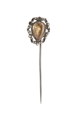 8.  Alfiler S XVIII con citrino talla perilla decorado con perlita central y marco vegetal