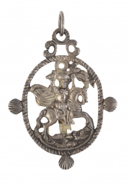75.  Colgante de ff S. XVIII en plata con Santiago en anverso y Cristo en reverso, en marco sogueado con remates en forma de venera