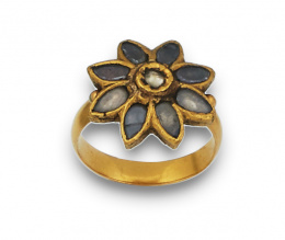14.  Anillo flor anglo indio c.1820 con zafiros blancos en montura de oro de 18K.
