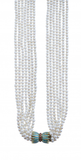 199.  Collar largo años 50 con siete hilos de perlas cultivadas con cierre de oro y esmalte de diseño vegetal, con aro central de rubíes