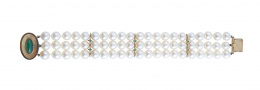 202.  Brazalete años 50 con tres hilos de perlas cultivadas y cierrre de crisoprasa, con entrepiezas en oro 