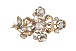 33.  Broche S. XIX de diamantes de talla rosa con diseño de ramo floral rodeado por cinta