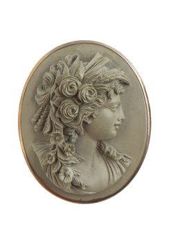 52.  Broche camafeo S. XIX con busto de dama en alto relieve tal