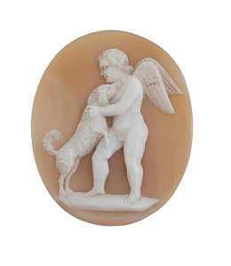 45.  Camafeo tallado en concha bicolor S. XIX que representa ángel y perro