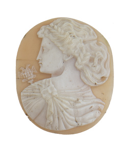 43.  Camafeo tallado en concha bicolor S. XIX con dama clásica y bastón de águila bicéfala de fondo