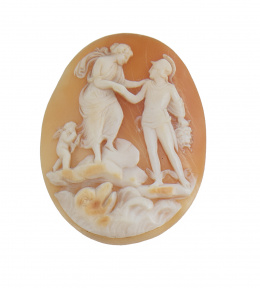 40.  Camafeo tallado en concha bicolor S. XIX que representa a Perseo, Andrómeda y cupido
