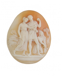 46.  Camafeo tallado en concha bicolor S. XIX con escena clásica de dama, caballero y figura cosechando trigo