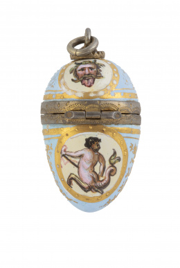29.  Colgante esenciero en forma de huevo de esmalte polícromo S. XVIII con medallones de faunos 