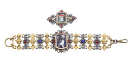 31.  Conjunto de brazalete y broche de estilo neorenacentista S. XIX con esmalte central que representan busto de damas