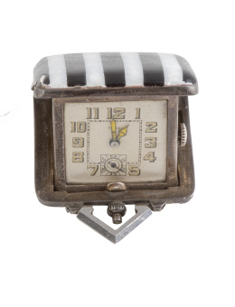 434.  Reloj Art-Decó c.1920 de viaje en plata y esmalte de bandas blancas y negras en tapas