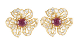 374.  Pendientes flor con centro de rubí de talla oval y pétalos de brillantes con decoración calada
