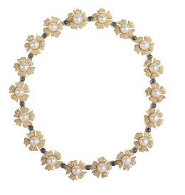 402.  Collar con dieciocho centros de flores de perlas rodeadas por pétalos de brillantes y articuladas con cabuchones de zafiros