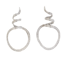 369.  Pendientes largos a modo de cinta de brillantes, con forma de espiral en la parte superior y en círculo en la inferior