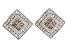 221.  Pendientes romboidales con cuatro diamantes brown talla princesa centrales, entre dos orlas escalonadas de brillantes